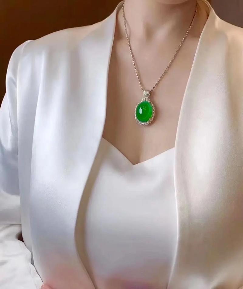 翡翠首饰的女人魅力 为什么珠宝让美更闪耀？